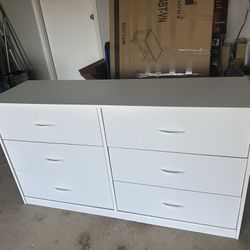 Dresser With 6 Drawers Almost New 