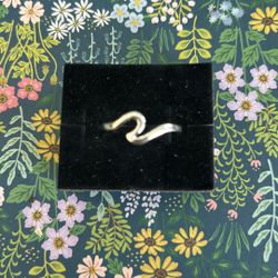 NEW Size 9 WAVE Silver Colored Ring