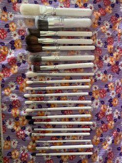 Lot Of 20 Cosmetic Make Up Brushes 