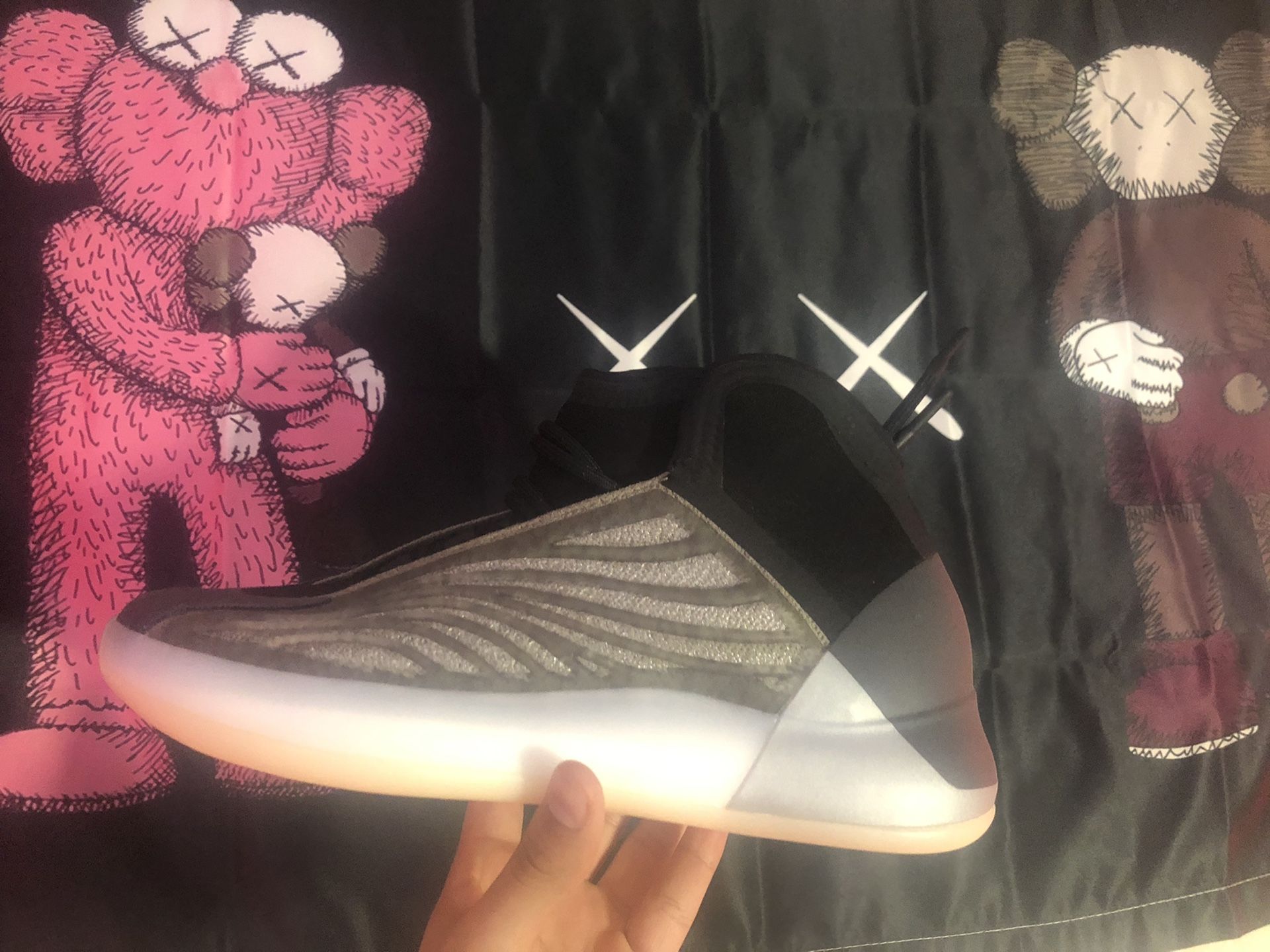 YEEZY BARIUM SIZE 8.5
