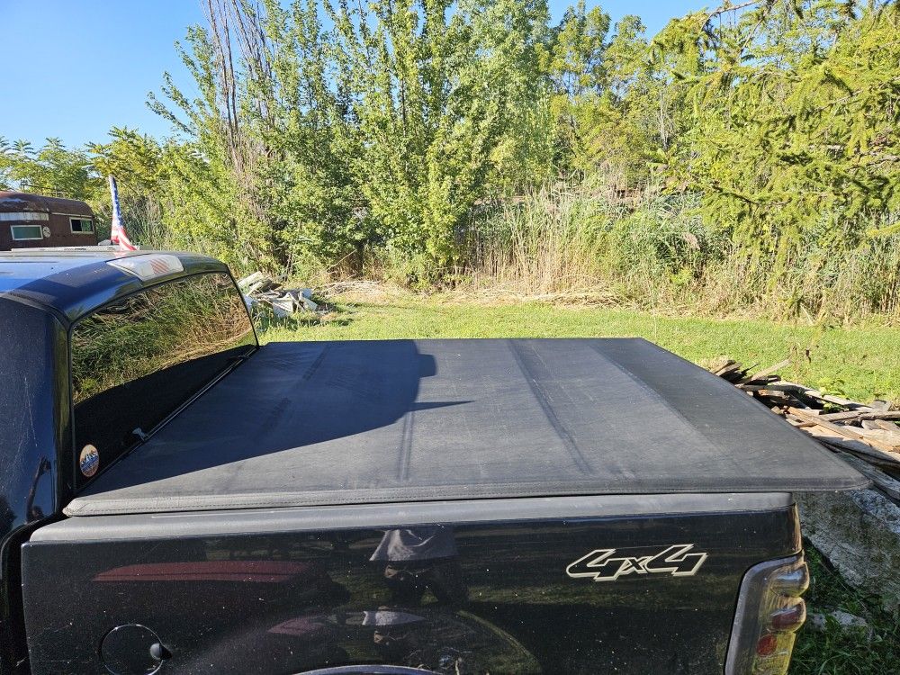 Six foot trifold soft tonneau cover