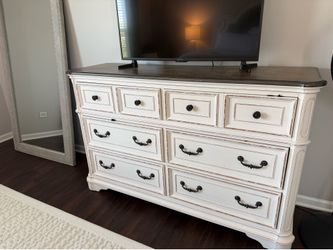 Ashley Furniture Realyn 7-Drawer Dresser