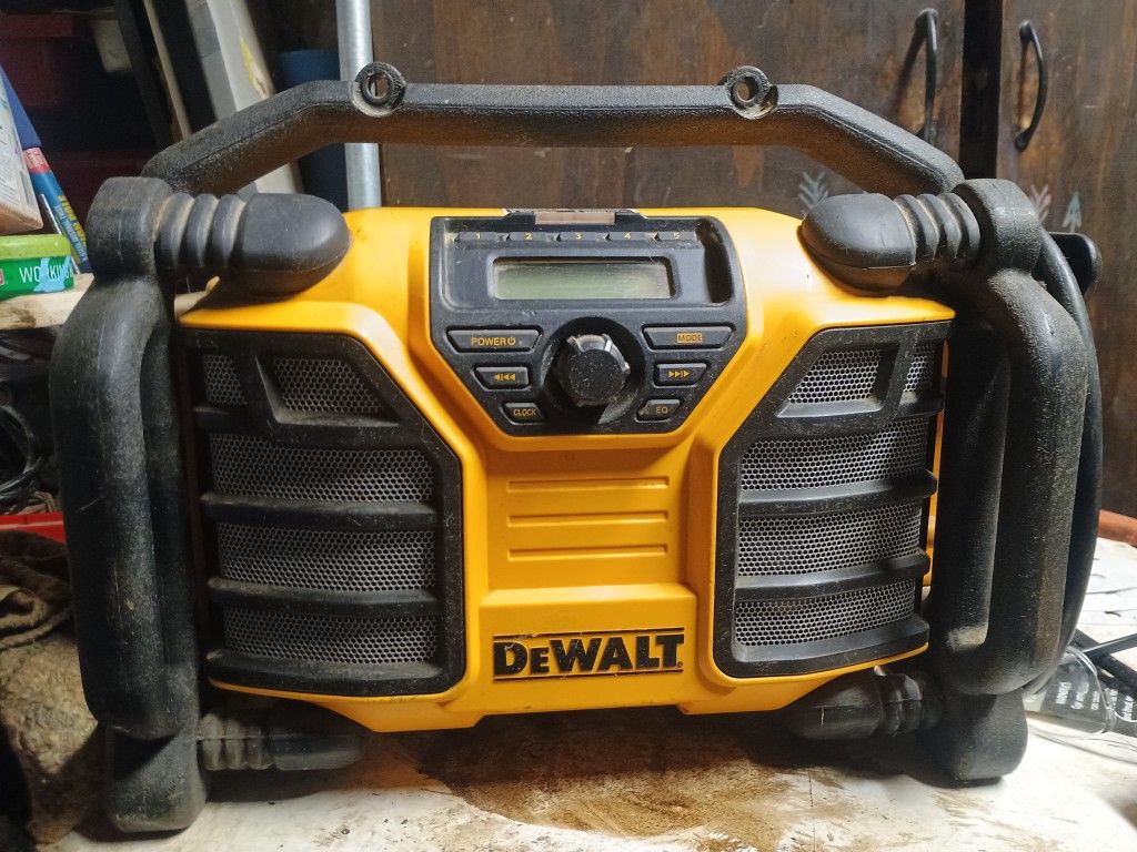 DeWalt Bluetooth.Usb.charger 12/20 V Radio