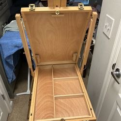 Easel Like New