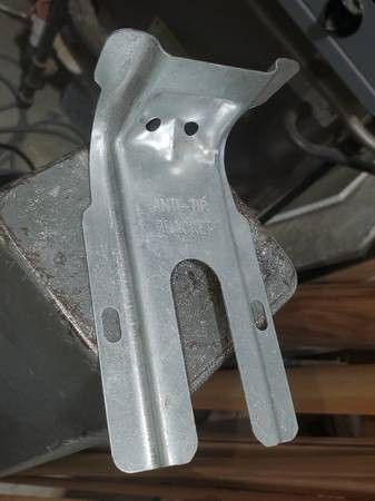 Anti tip oven bracket 