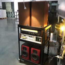Vintage stereo receiver and nice speakers👍🏻. 