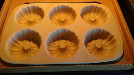 Pampered Chef mini fluted stoneware Bundt pans