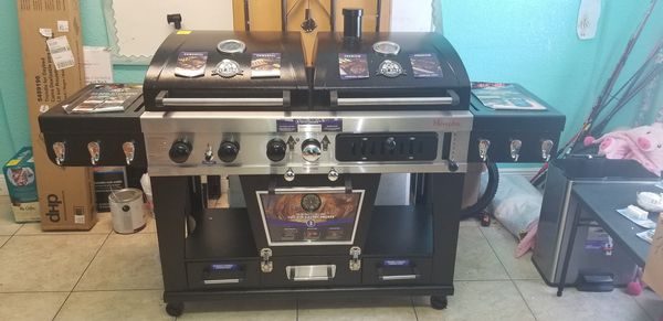 Pit Boss Memphis Ultimate 4-in-1 Gas/Charcoal Grill with Smoker for Sale in Vero Beach, FL - OfferUp