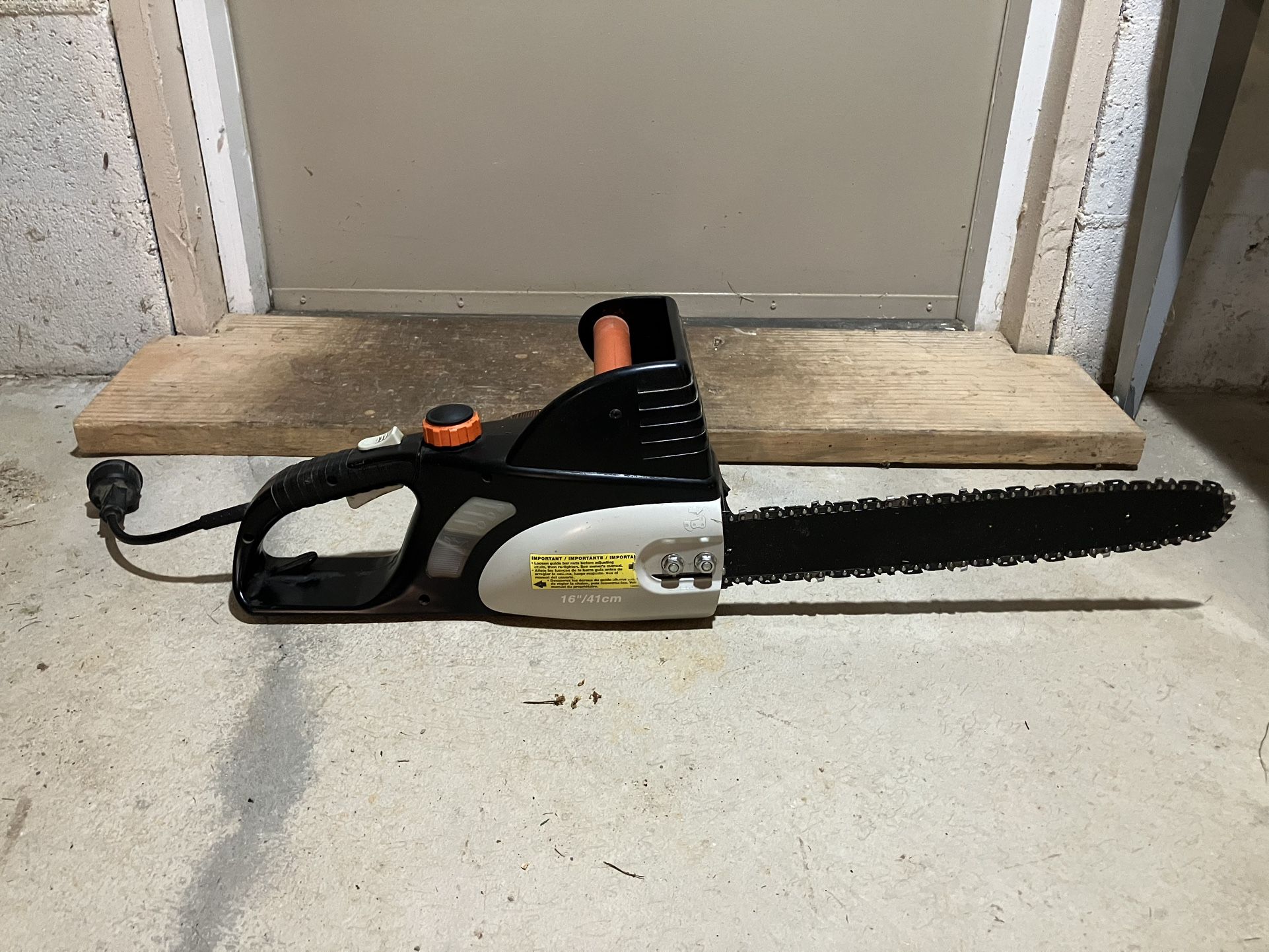 Remington Electric Chainsaw, 16” bar. (Model 107624-01)