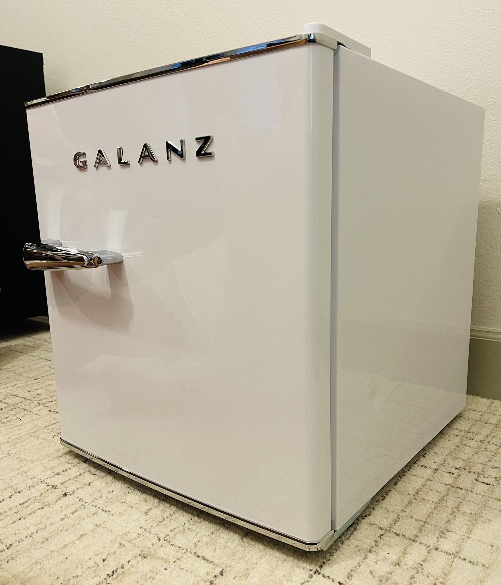 Dorm Size Refrigerator. Like New!!