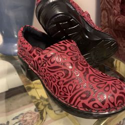 Brand New!!! BOC Born Concept Peggy Embossed Clogs Nursing Shoes Size 8.5 