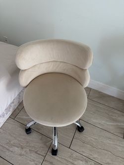 Vanity chair with wheels(firm price)