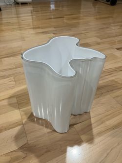 Stunning glass vase