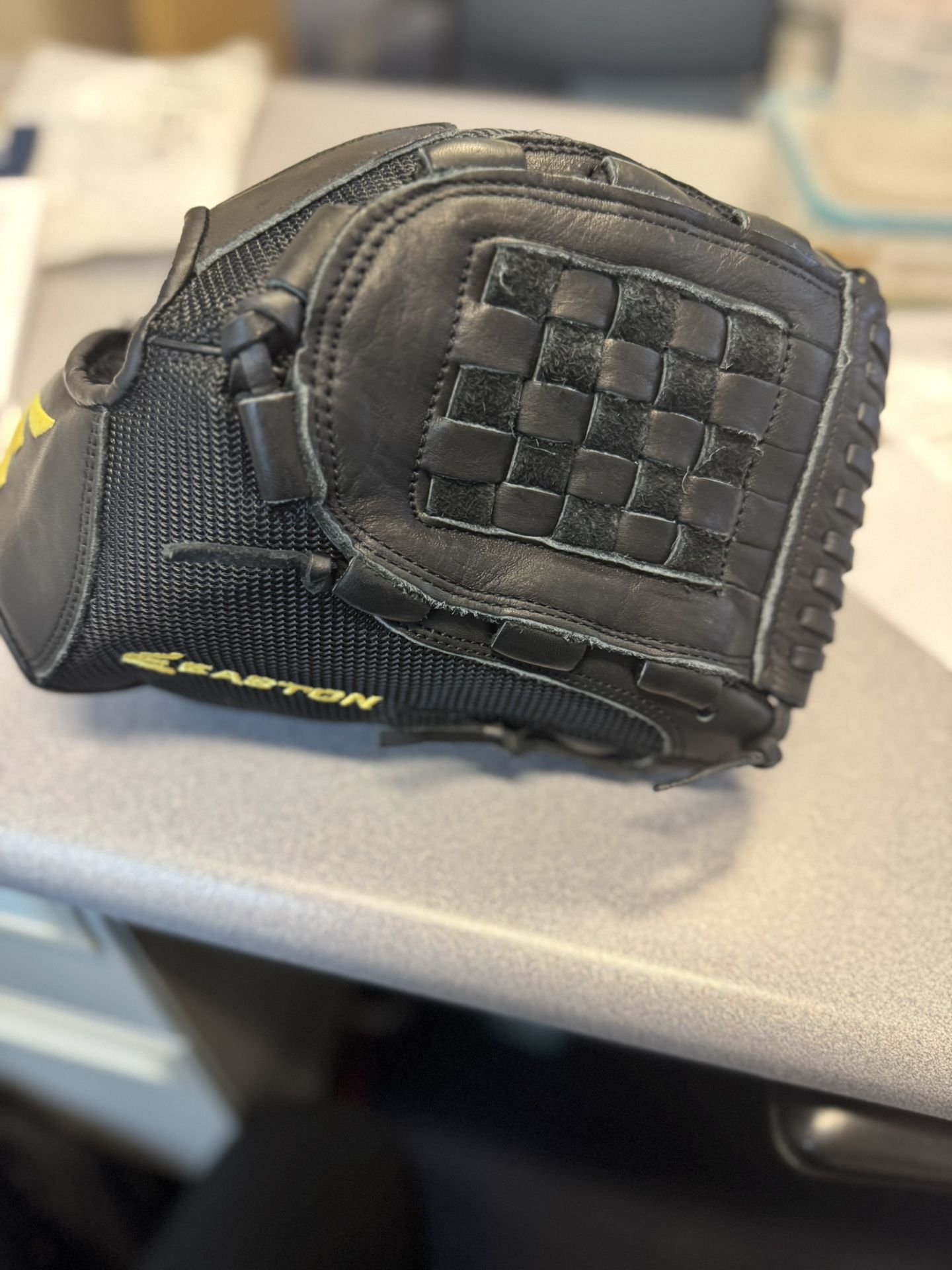 Easton Salvo Baseball Softball Glove 12 Inch