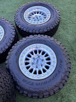 New KMC rims 285/70/17 tires Toyota Tacoma 4Runner rims