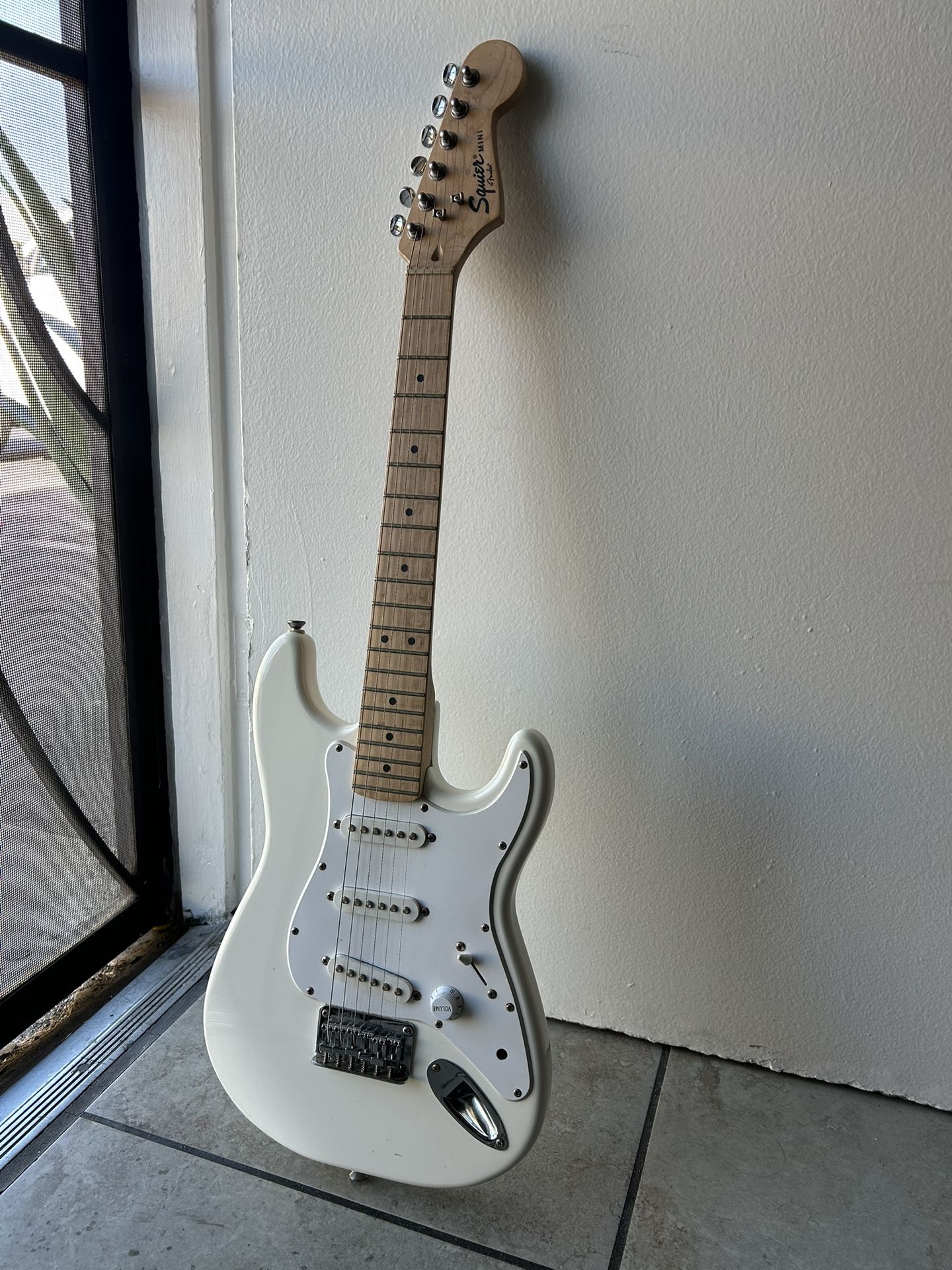MINI FENDER ELECTRIC GUITAR