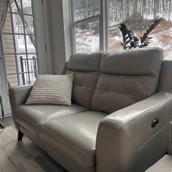 Leather Power Reclining Loveseat – Light Beige – Excellent Condition