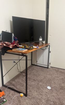 DESK GOOD CONDITION!! 20$ OBO MUST PICK UP !!