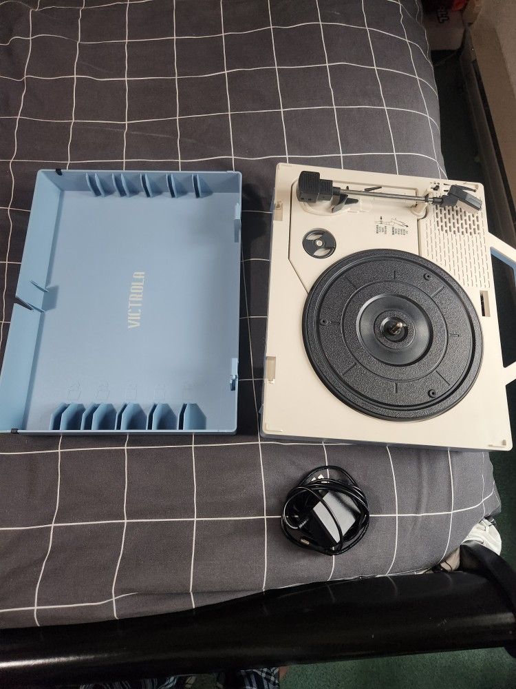 Victrola Disck Player With Ditach To Put Disk