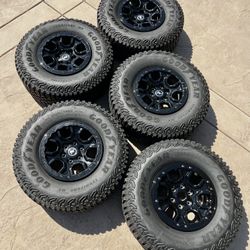 Ford Bronco 17” Sasquatch Beadlock Gloss Black Tires Wheels Rims Rines 