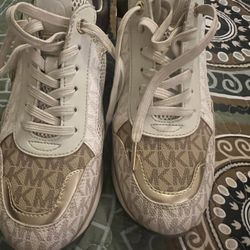 Shose  Michael Size 7 Perfect Condition 