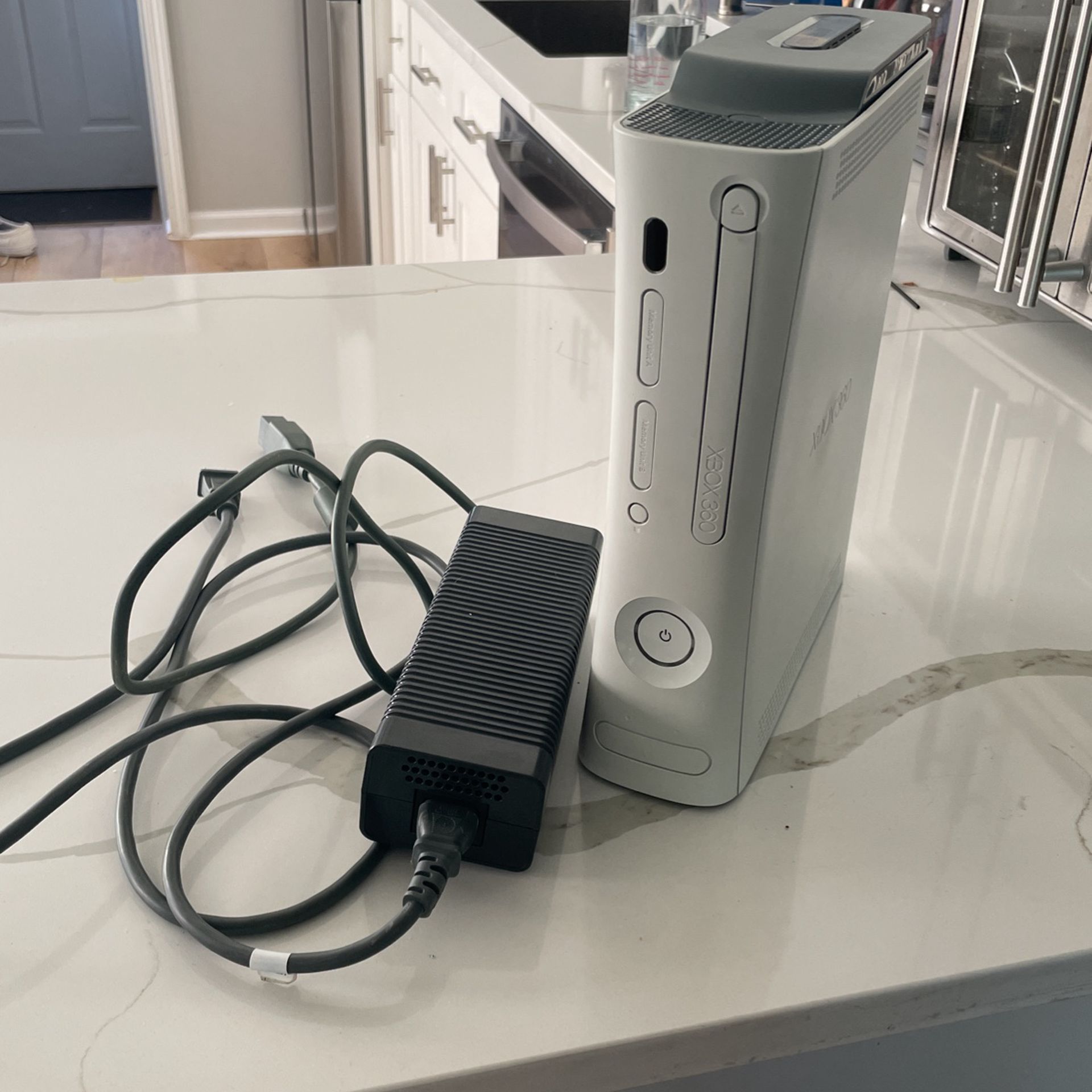 Xbox 360 White 60GB HDD With Charging Cable