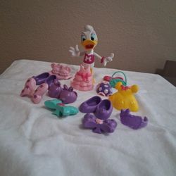 2011 Daisy Duck With Snap On Clothes And Accessories.  Very Cute