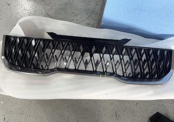 2025/2026 Kia Carnival Front Main Grill. See Only Damage In Picture. New