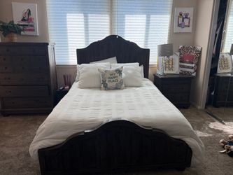 5 piece Queen size Bedroom set with 5 drawer Chester drawers, 1 night stand and mirror and dresser . Great condition. No mattress.