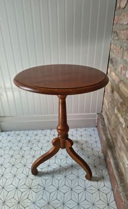 ETHAN ALLEN ROUND SIDE TABLE 24 H / 17" Diameter
