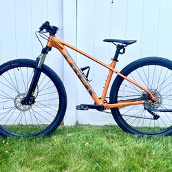 Medium Trek Marlin 6 Disc Mountain Bike, 1x10 Speed Deore, Like New