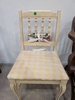 Farmhouse Style Cream Spindle Back Chair with Plaid Seat