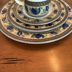 Mikasa Arabella Fine China Dinnerware Set – 10 Place Settings + Serving Pieces (Elegant Floral Design)