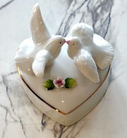Shafford Porcelain Trinket Box-Heart Shaped-Kissing White Doves with Gold Trim-Vintage!