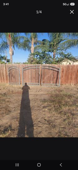 Swinging driveway gate door's with side door
