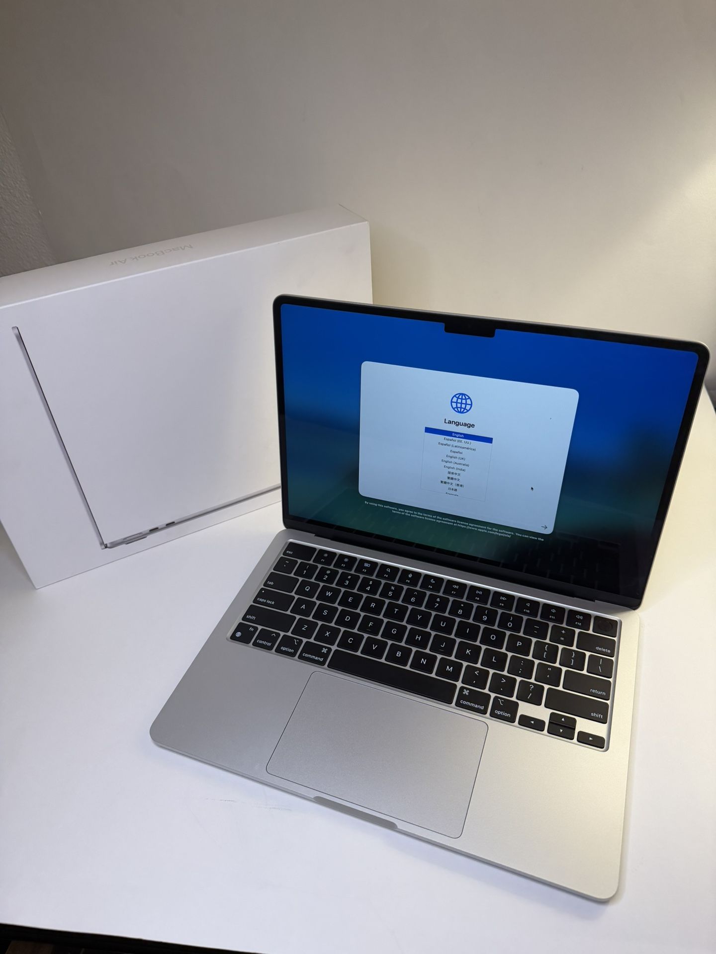 APPLE MACBOOK AIR 13.6” 256GB SILVER APPLE M2 *LIKE NEW