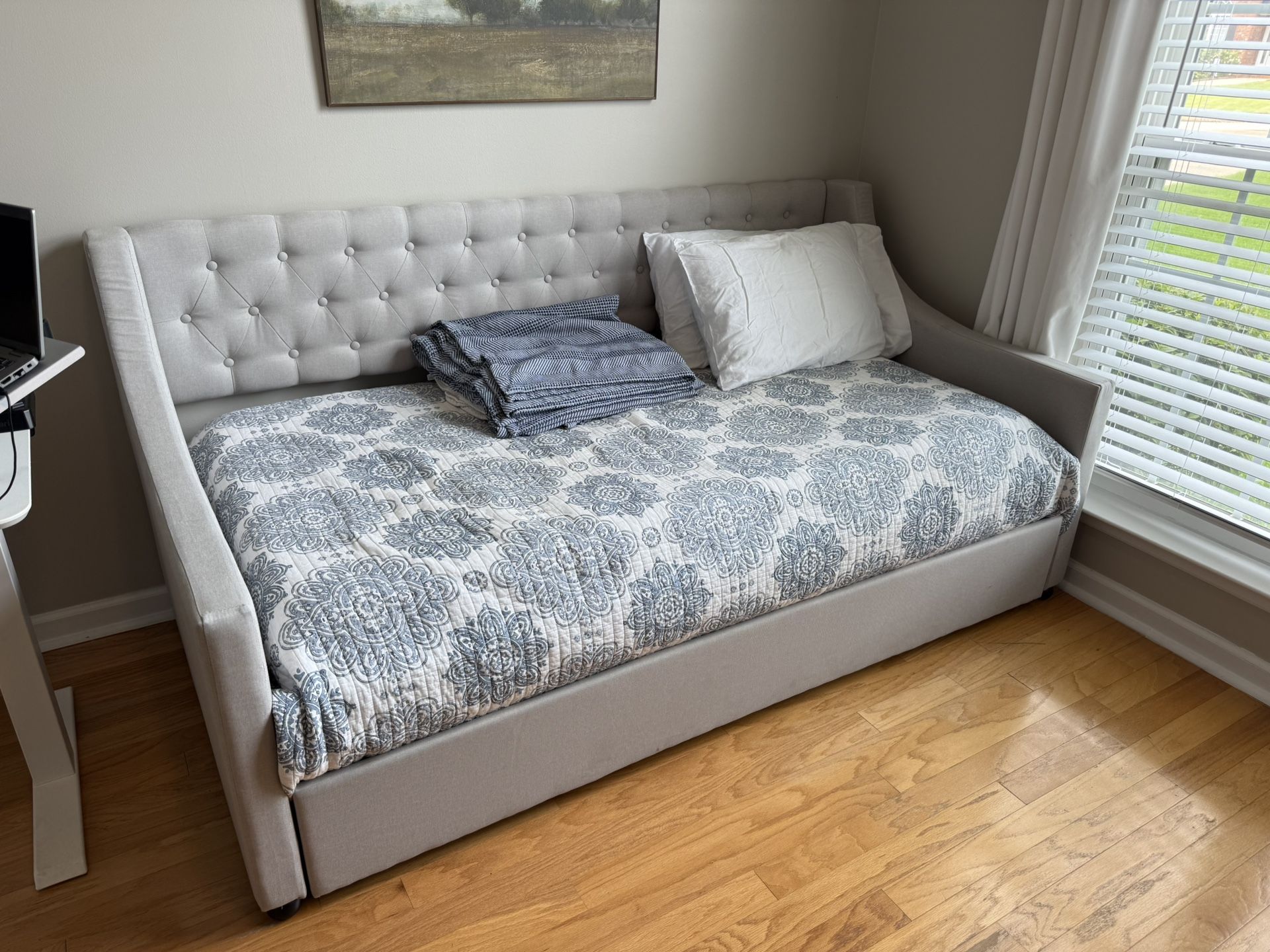 Modern Upholstered Daybed with Pull-Out Trundle