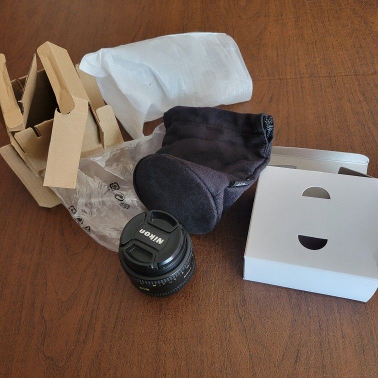 Nikon AF NIKKOR 50mm 1 : 1.8 D Lens for Nikon DSLR Camera. Comes with
lens bag,
Weight 12oz plus shipping materials.