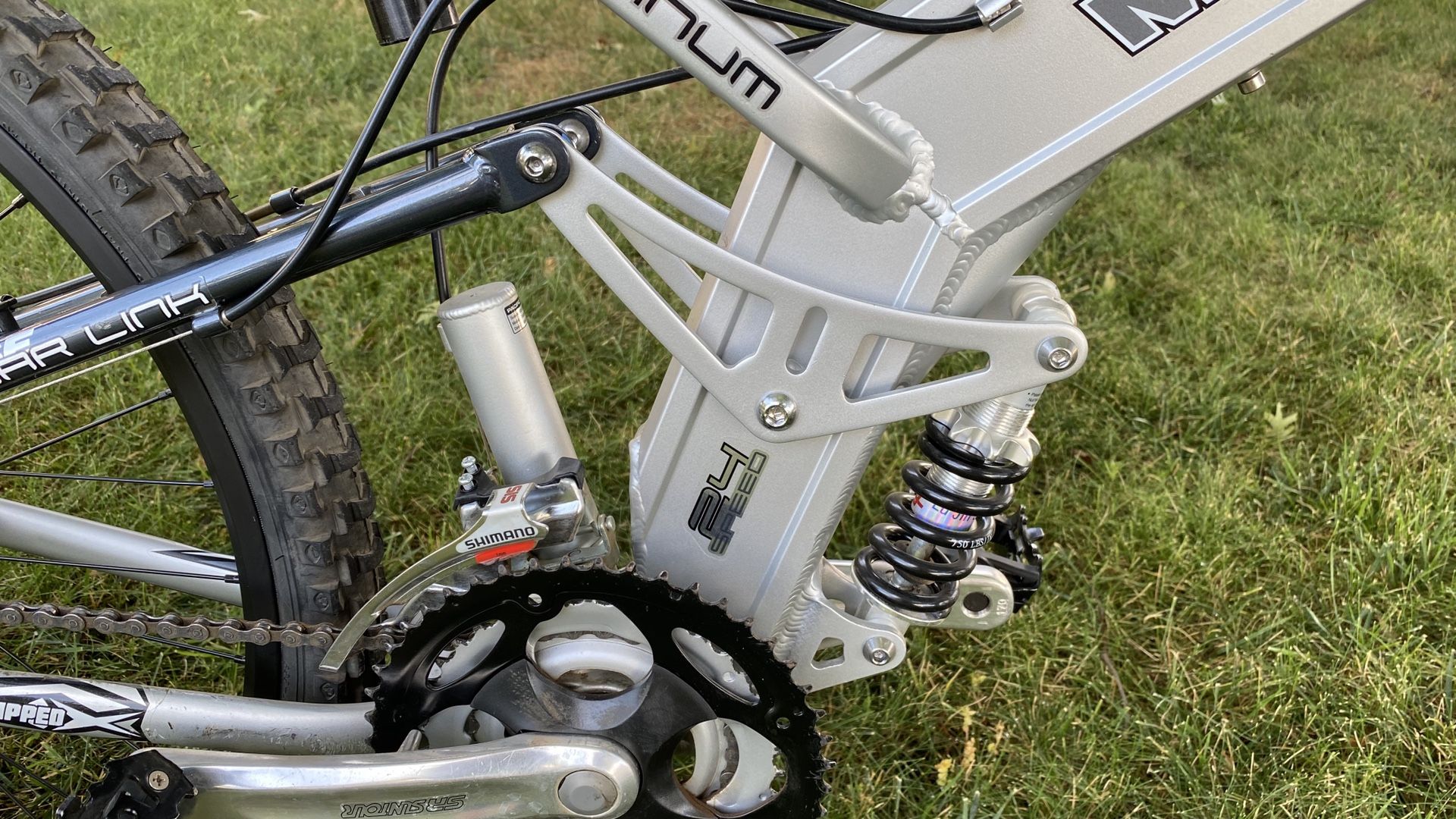 mongoose blackcomb mountain bike