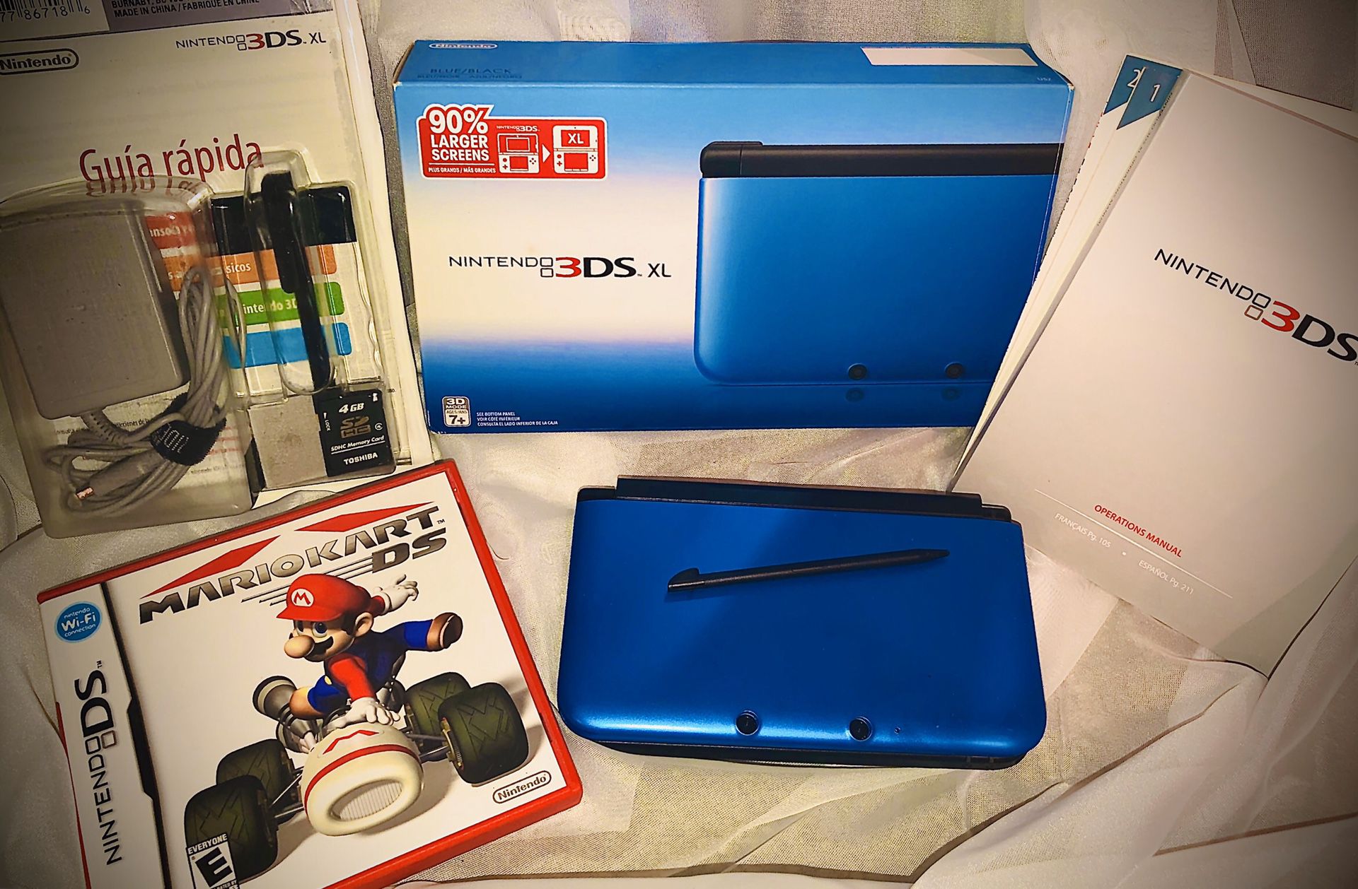 New Nintendo 3DS XL Blue/Black + Mario Kart + Memory Card + 2 Stylus + Charger