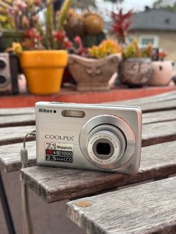 Nikon Coolpix S200 - Y2K digicam