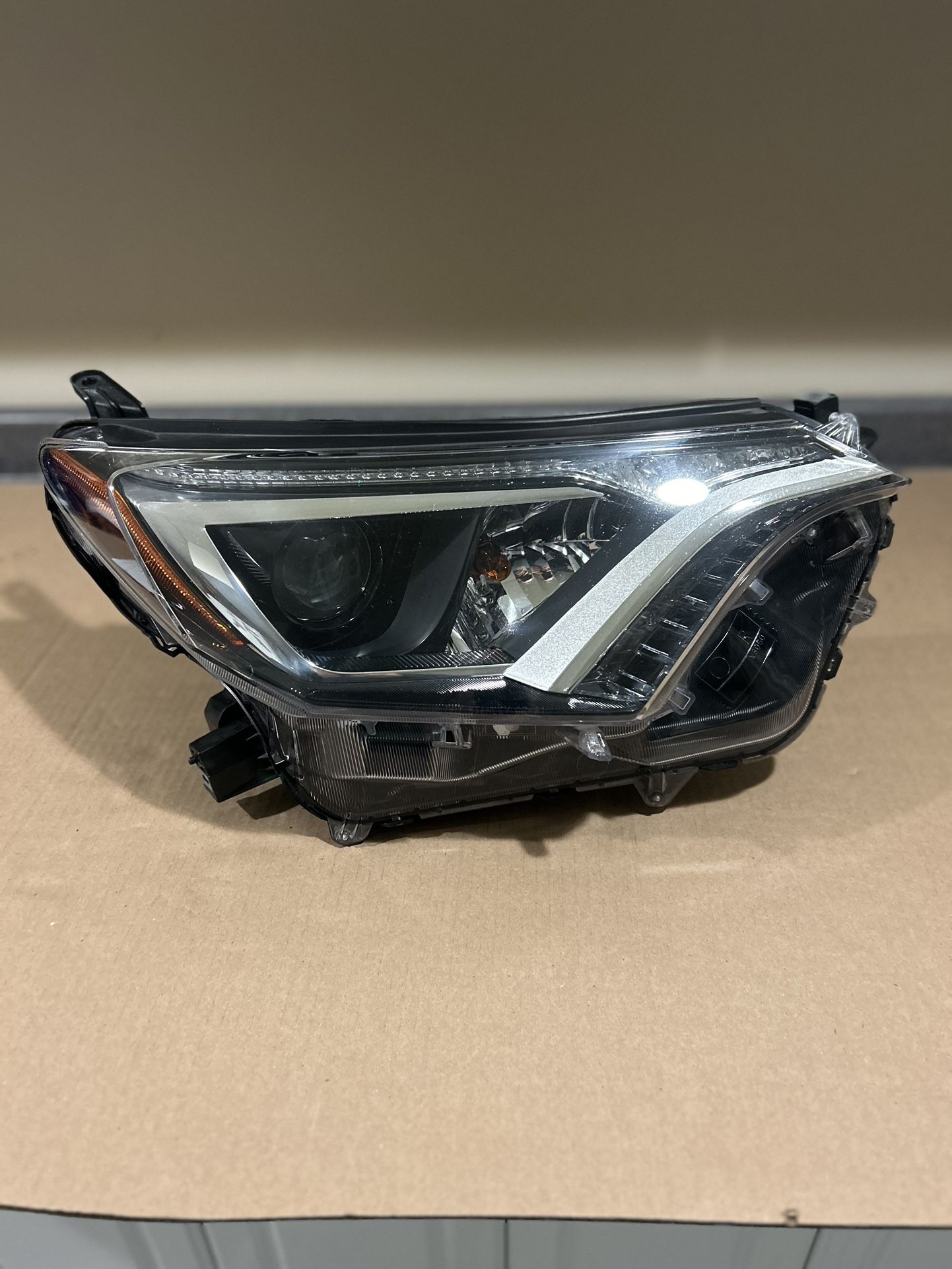 2018 Toyota RAV4 headlight excellent condition