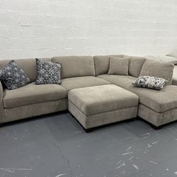 Thomasville Walsen Sectional with Storage Ottoman FLOOR MODEL