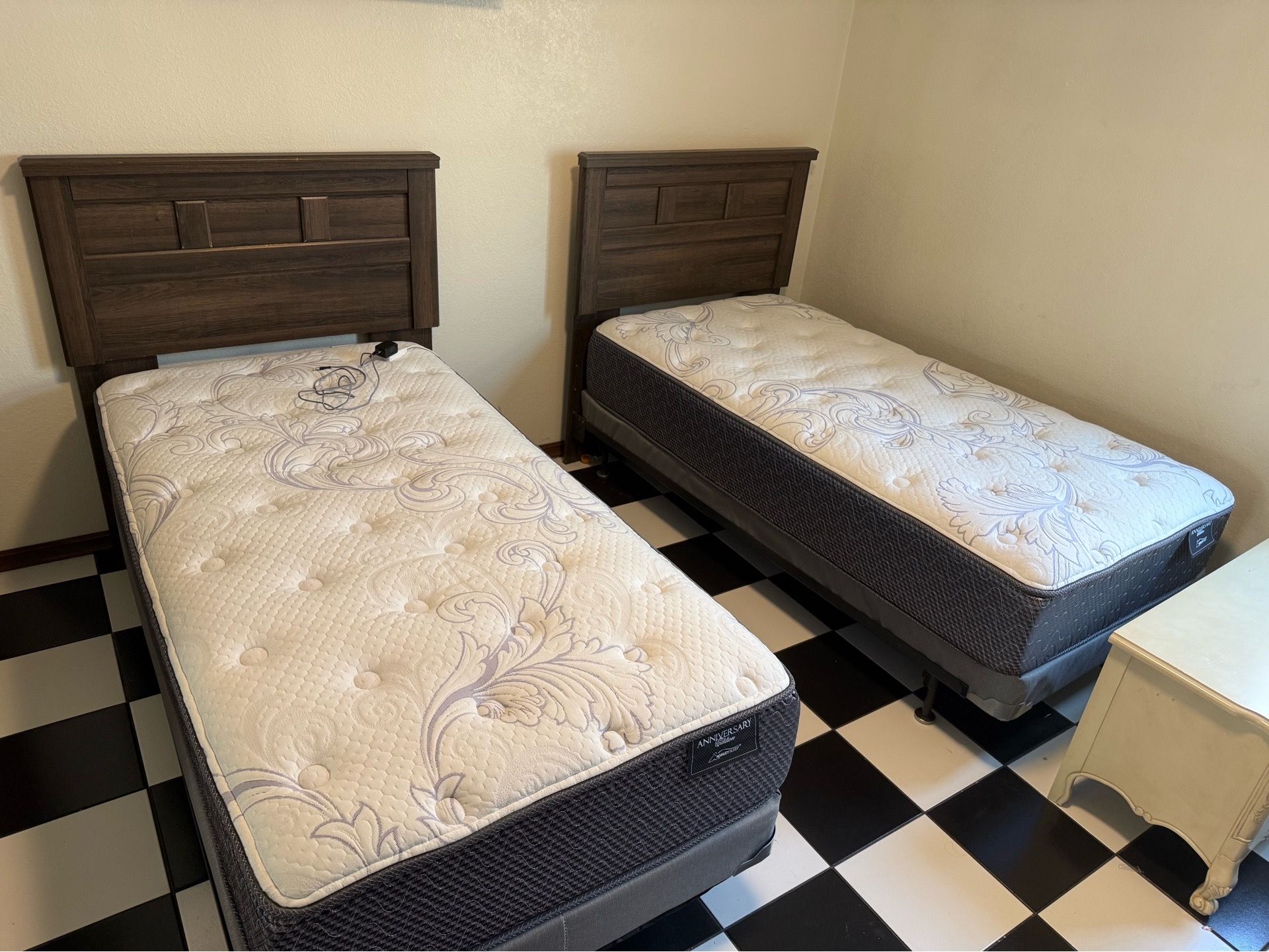 Twins bed set