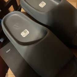 Slate marine Yeezy slides ( USED ONCE)