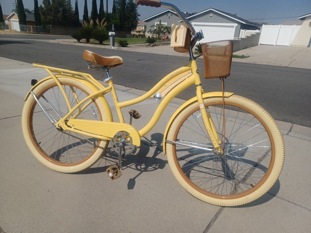 Huffy Nel Lusso Beach Cruiser Bike Like New
