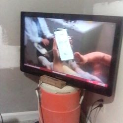 Flat Screen 42" Panasonic Tv