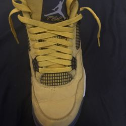 Jordan 4 lightning Size 9.5  