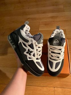 Lv stake black and white