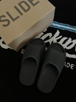 Yeezy Slide ‘Onyx’ SIZE 9 MENS